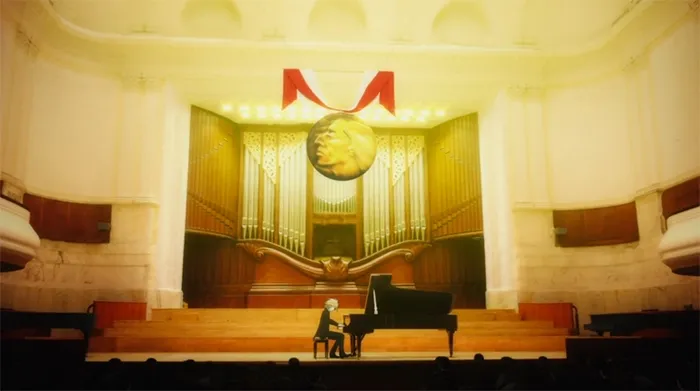 Obraz Filharmonii Narodowej podczas Konkursu Chopinowskiego w Anime Piano no Mori.